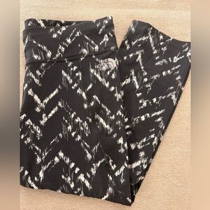 North Face Women’s Cropped Leggings Black Print Knee Length Spandex Size Medium